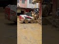 小型铲车协助民兵清淤，高效推进清淤作业。#中国