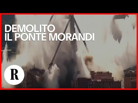 Demolito il Ponte Morandi: l'esplosione, il crollo e la nuvola di polvere