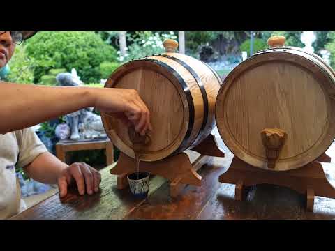 Video Rượu nếp ngâm trong thùng gỗ sồi uống như thế nào? - youtube