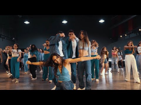 Zeynep Bastık - Ara / Elements of Dance Company ( Nazlı Akçay Berke Taşdelen Choreography)