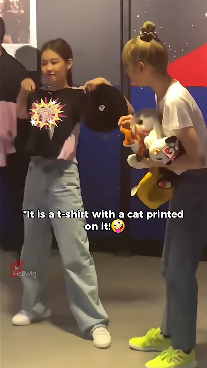 Jennie snatched the t-shirt in front of Lisa!😆 #blackpink