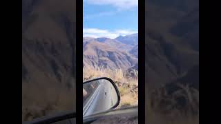 Bajando por la ruta 73 a centímetros del abismo, llegando al pueblo de Caspalá en Jujuy.
