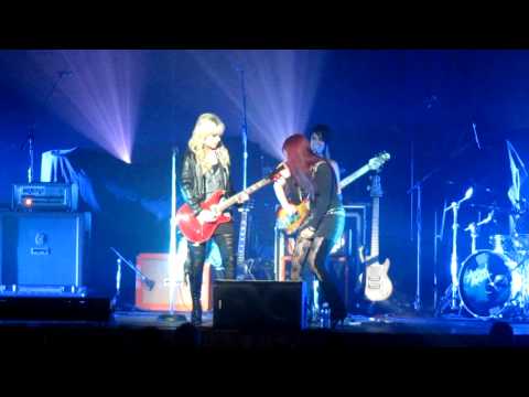 Allison Iraheta and Orianthi Don't Waste the Prett...