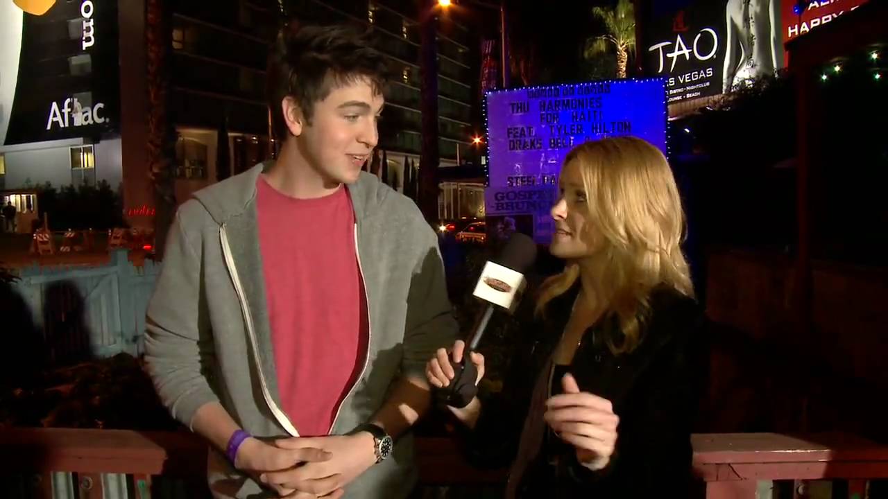 Catching Up With 10 Things I Hate About You Star, Nicholas Braun - YouTube