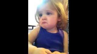 طفلة صغيرة تبكى متأثرة بغناء امها " قمة التأثر " .