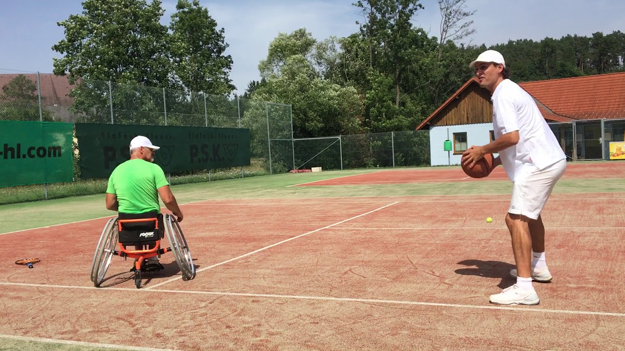 Rollstuhltennis: Kraftübung mit Schwerball