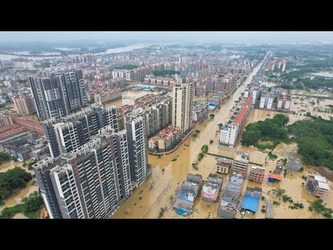 Китай ушел под воду из-за проливных дождей. Оползни сошли на жилые дома и предприятия