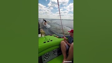 Wakesurf in Warsaw 🌊 www.wakeschool.pl #surf #wakesurf #warszawa #mazury #zegrze #fun #chill #sport