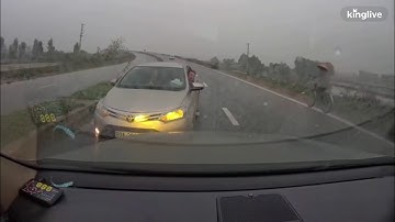 Chạy xe ngược chiều, tài xế còn hạ kính đưa ra yêu cầu khiến tất cả thở dài