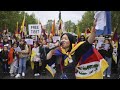 Xi Jinping in Francia: attivisti pro Tibet e Uiguri manifestano contro il presidente cinese