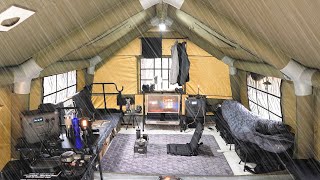 Уютная жизнь в надувной воздушной палатке размера XXL, как дома в дождливый день.