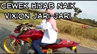 Gadis hijab naik vixion jari-jari