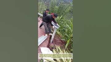 The whole process of manual installation of bend guardrail in rural countryside