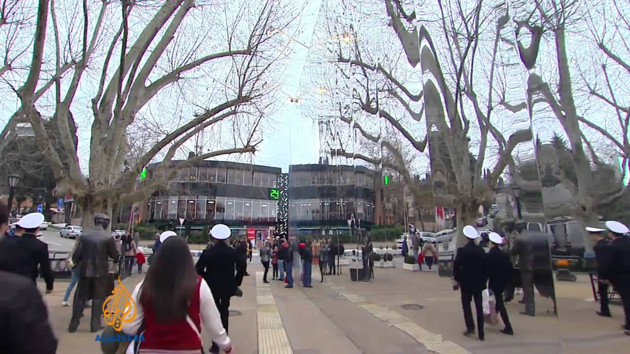 الروس يحاربون الصور النمطية بالابتسامات