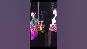 Phần trình diễn trang phục dân tộc thái tây Bắc