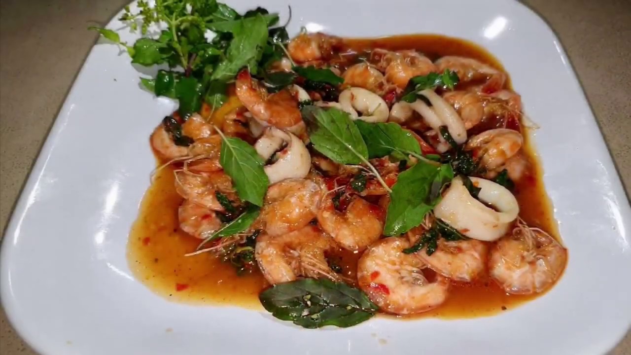 Garnelen und Tintenfisch mit thailändischen 🇹🇭 Basilikum 🌿 - YouTube