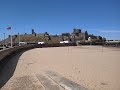 Остров Мэн (Isle of Man)  пляж в городе Пил, с одноименным названием "Peel beach" с видом на замок.