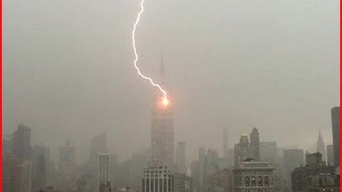 Empire State Building struck by lightning
