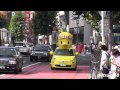 渋谷周辺を疾走する「ひよこちゃん FIAT 500」ひよこちゃんを屋根に乗せた宣伝カー