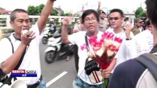 Download lagu Top Stories Prime Time Beritasatu Tv Senin 22 Agustus 2016