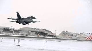 航空自衛隊三沢基地でF2戦闘機が「飛行初め」