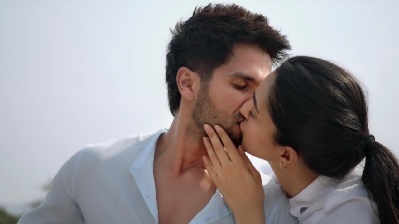 Поцелуй в лоб что означает от мужчины. Kiara Advani Kiss. Поцеловать по езидски. Поцелуй в губы актер в белой рубашке.