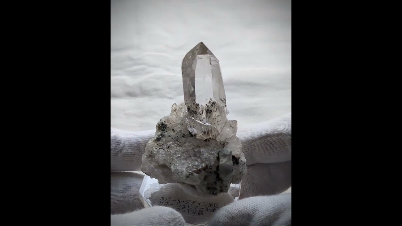 ヒマラヤ水晶オールドストック原石標本017 にょきっと生えている母岩