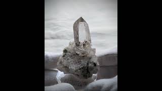 ヒマラヤ水晶オールドストック原石標本017 にょきっと生えている母岩