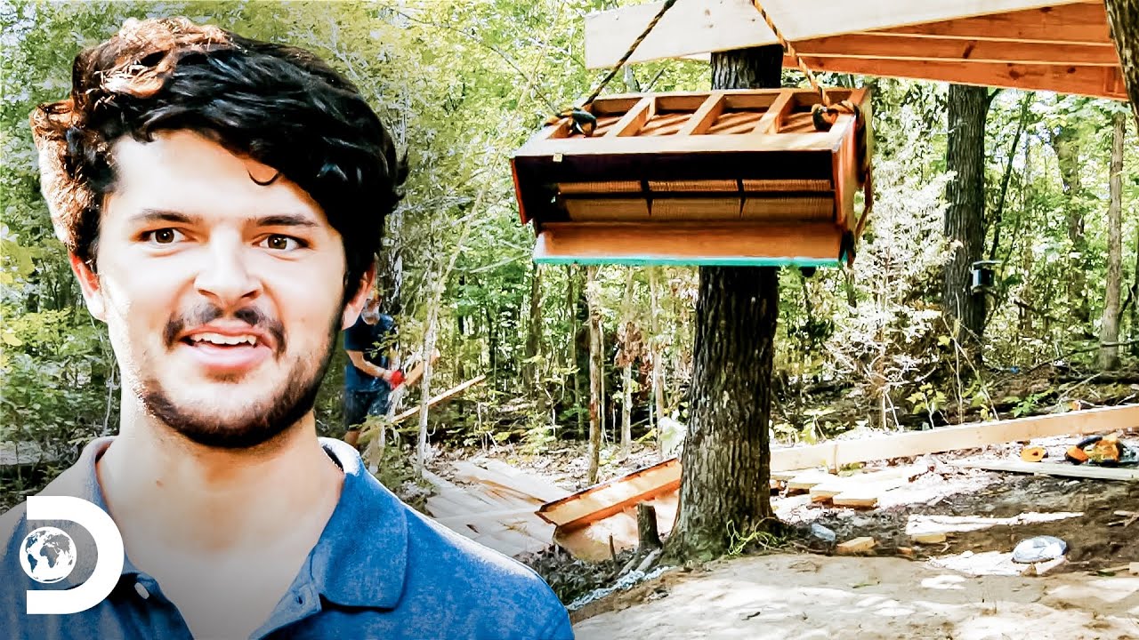 Especialistas ajudam a subir um piano para casa na árvore | Construções Remotas | Discovery Brasil