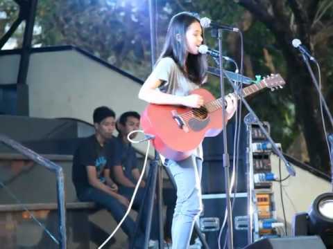 [2013-12-19] Clara Benin performing. Sorry, I set the gain too high :(