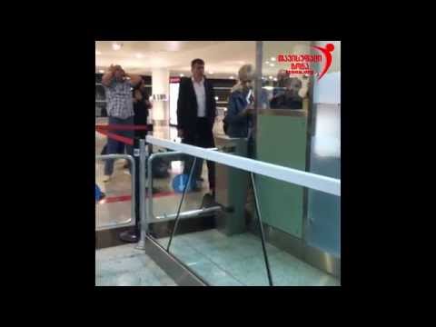 სასწრაფოდ: თბილისის აეროპორტში მხოლოდ რუსებს ურიგებენ ქართულ ღვინოს (ვიდეო)