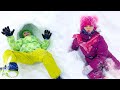 Selín y su hermano en el aeropuerto. Un viaje a Rusia. Vídeos para niños y niñas.