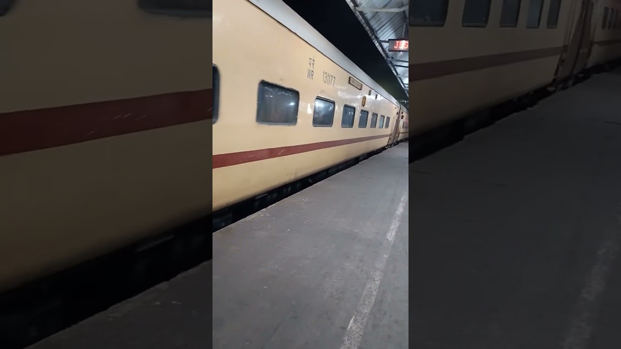 22905 Okha - Shalimar SF Express arrival at Jharsuguda junction railway station