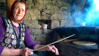 ชีวิตในหมู่บ้านเก่าดาเกสถาน หญิงชราอาศัยอยู่ในหมู่บ้านดาเกสถาน รัสเซียทุกวันนี้