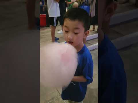 Cotton Candy 솜사탕 먹는 아이