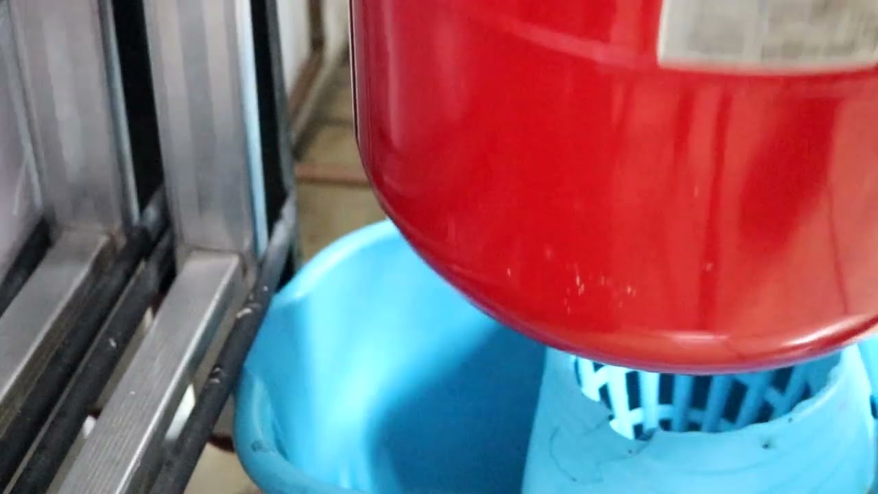 Pierde agua la válvula de seguridad de la caldera, vaciamos el vaso de expansión