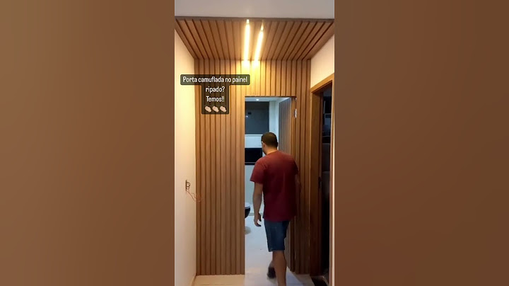 painel ripado com porta camuflada.