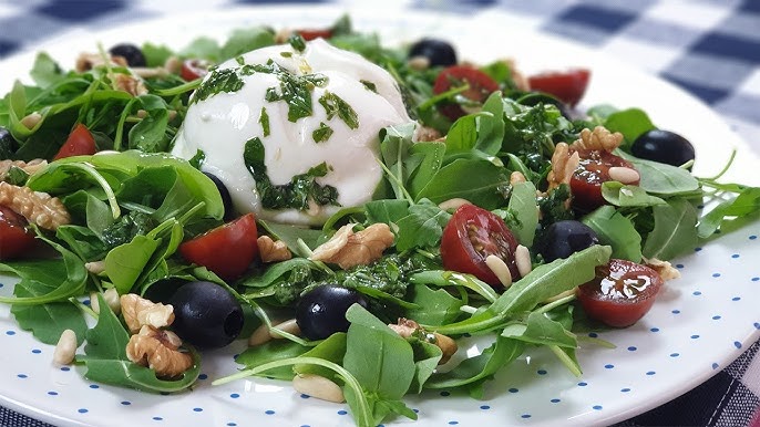 Ensalada de burrata y ciruela congelada: un toque refrescante en solo 10 minutos 4 Merca2.es Ensalada de burrata y ciruela congelada: una receta fresca que triunfa todo el año