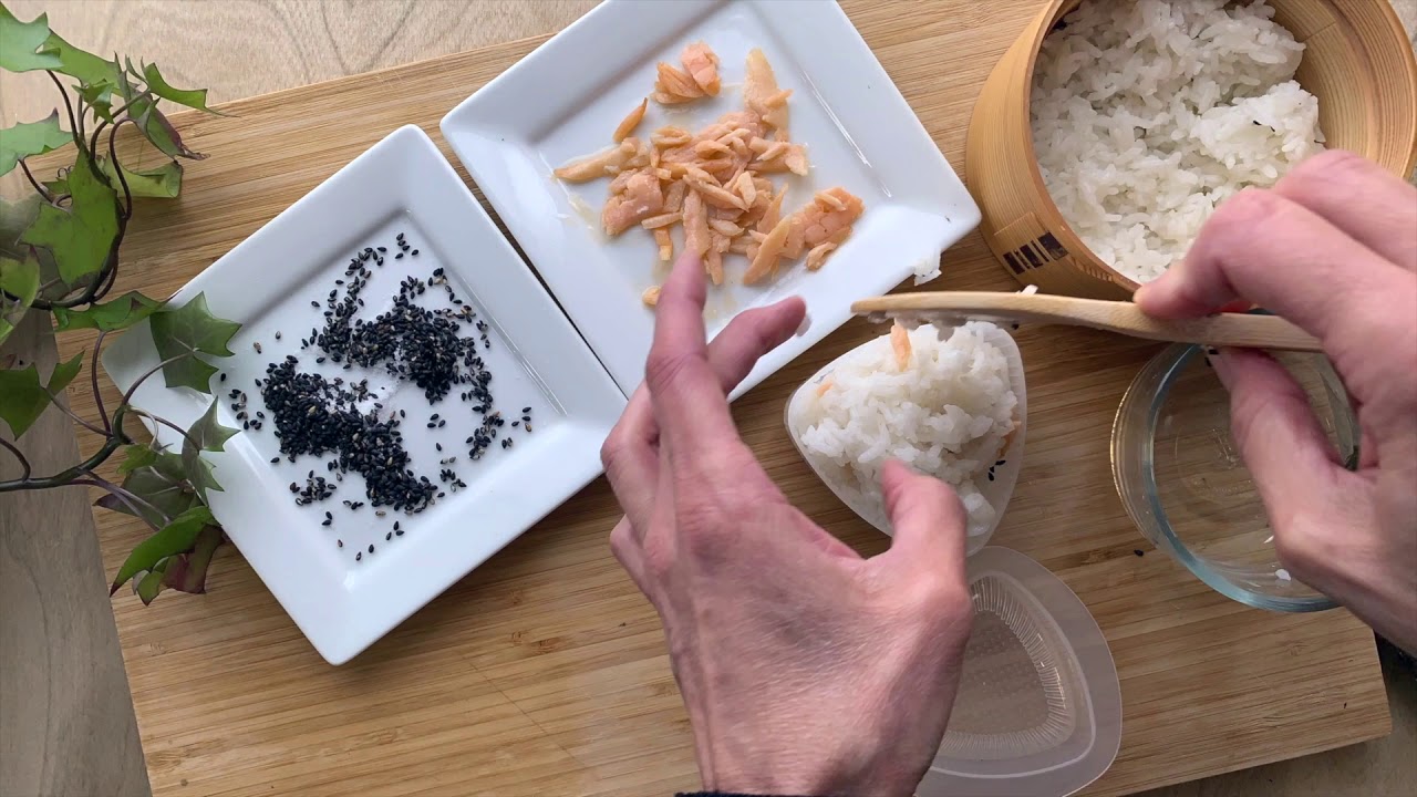 Comment faire des onigiri avec une moule / How to make onigiri using a