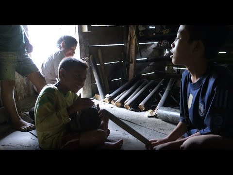 Indonesian children rehearse music - Indonesian children rehearse music