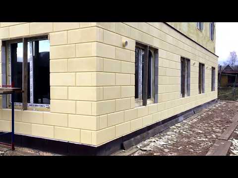 Фасад дома из газобетона крашеного краской со снятой фаской.