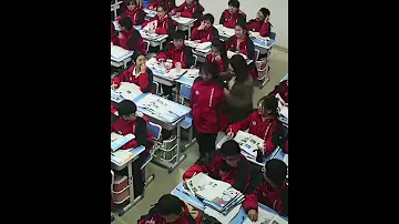 معلمة تتعامل مع طالبة نامت في الفصل 