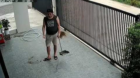 guy can't find his broom 😹