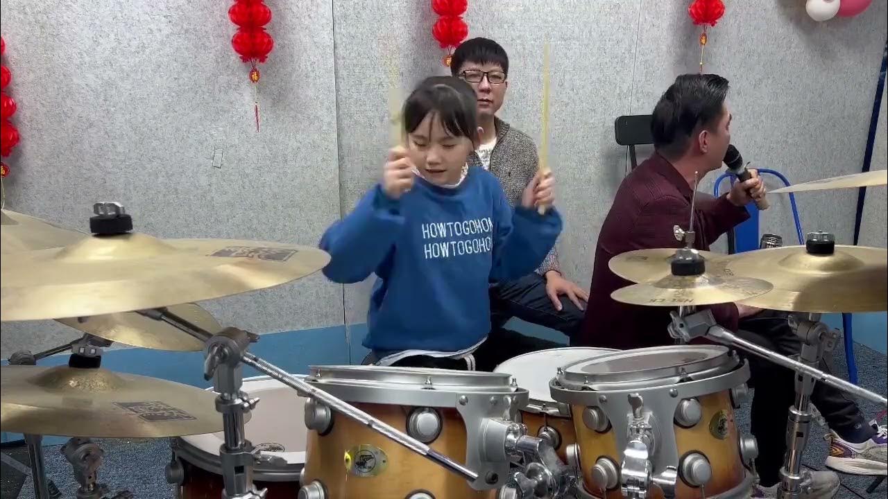 小鼓手妞妞架子鼓演示歌曲(浪子的心情)舒适的旋律推荐给大家! 小鼓手妞妞架子鼓演示歌曲(浪子的心情)舒适的旋律推荐给大家!