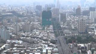 高雄市50樓頂往南拍85大樓與火車站地下化前的現有鐵軌。2014-03-23 Tai