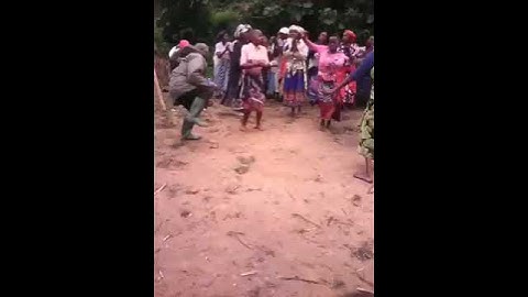 Pigmeos bailando en Uganda.
