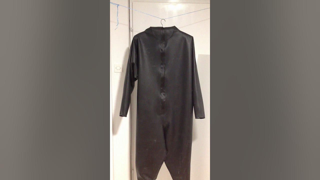 PURE RUBBER BLACK SUIT SCHWARZ GUMMIANZUG REINGUMMI - YouTube