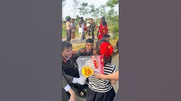 Đi tặng kẹo cho các chú công an nè