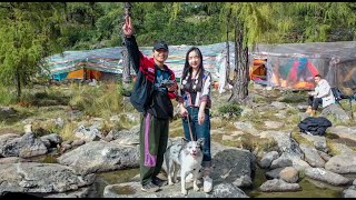 A man managed to hike to the Calabash Sea in China with border collie!