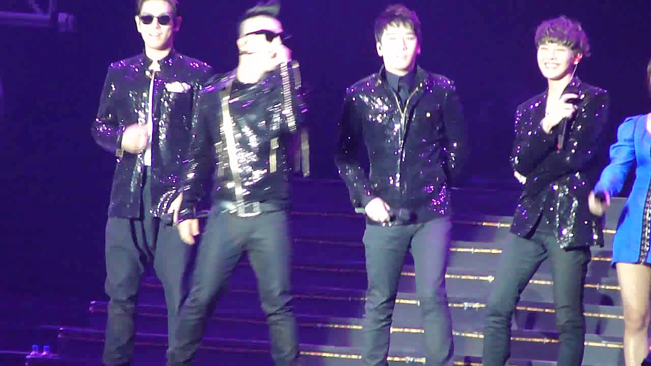 SG Korean Music Wave BIGBANG Interview (TOP's earpiece from fan) (150711)